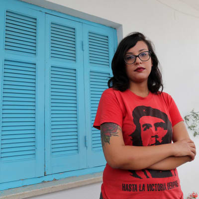 Emna Chargui punaisessa Che Guevara -paidassa.