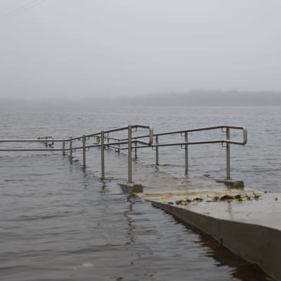 Pyynikin uimarannan esteetön liuska veteen.