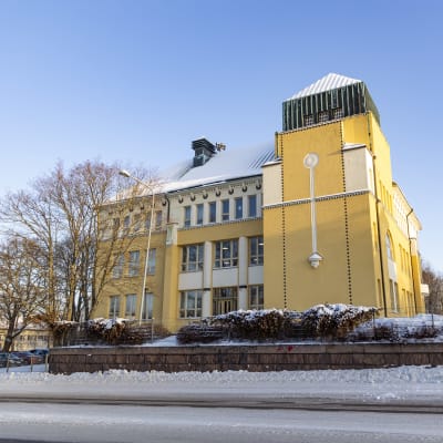 Kotkan Hovinsaaren koulu.