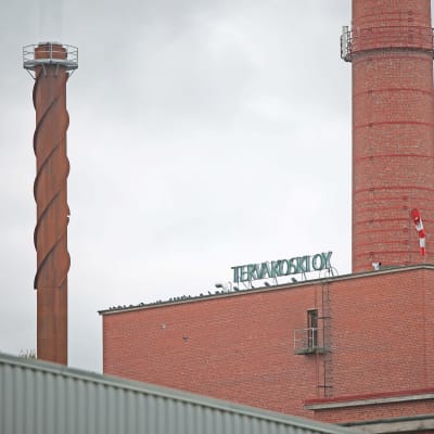 Tervakoski Oy kyltti paperitehtaan punatiilisen tehdasrakennuksen katolla. 