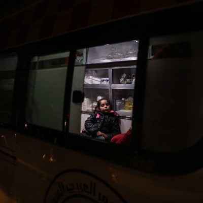 En barnpatient evakueras med ambulans från östra Gouta.