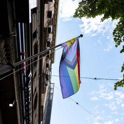 Pride-lippu taivasta vasten.