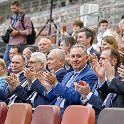 Venäjän olympiakomitean puheenjohtaja Stanislav Pozdnjakov (alhaalla kesk.) ei halua venäläisurheilijoiden kilpailevan neutraaleina Pariisin olympialaisissa. 