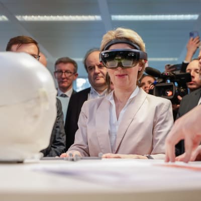 Urusla von der Leyen VR-lasit päässä.