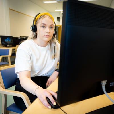 Jyväskylän yliopiston kauppakorkeakoulun opiskelija Sonja Sipilä pitää digitaalista oppimispeliä hyvänä lisänä opiskeluun.