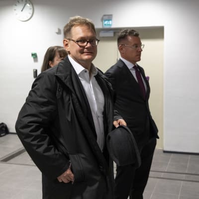 HS:n toimittaja Tuomo Pietiläinen ja hänen asianajajansa Tuomo Ylikantola Helsingin käräjäoikeudessa. Viestikoekeskus-oikeudenkäynti.