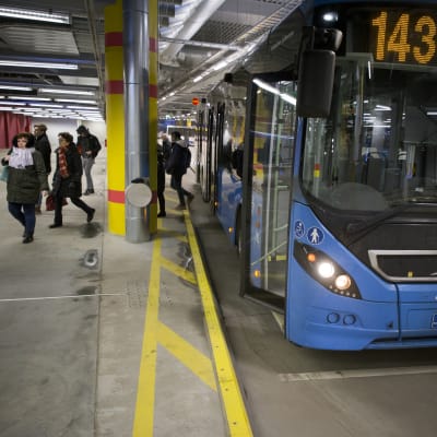 Liityntä liikenne bussi Matinkylän metroasemalla.