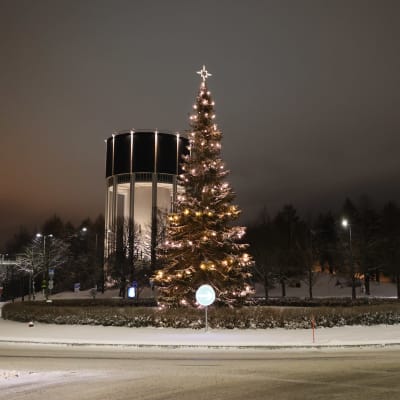 Joulukuusi Lappeenrannassa Valtakadun liikenneympyrässä.