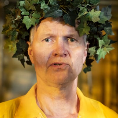 Näyttelijä Taisto Reimaluoto tulkitsee Onnellista on olla onnellinen -näytelmää Tampereen työväen teatterin Kellariteatterissa.