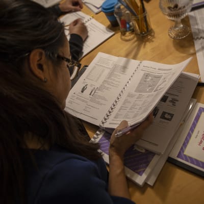 Filippiiniläiset opiskelevat Suomen kieltä