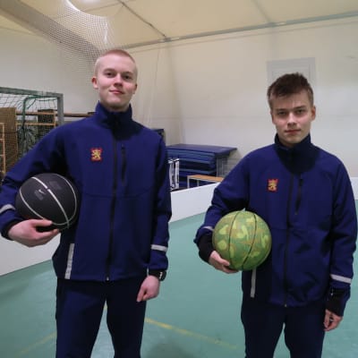Jami Mäkelä (vas) ja Tuomo Penttinen pitelevät koripalloja kädessä ja katsovat kohti kameraa.
