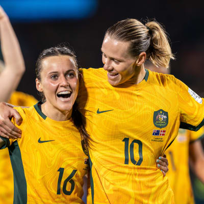 Hayley Raso och Emily van Egmond firar en australisk seger.