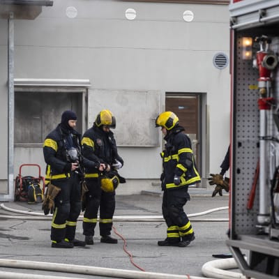 Pelastaja opiskeloija Kuopion Pelastusopiston harjoitusalueella.