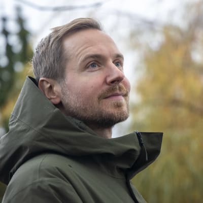 Jori Reijola katselee kameraan Valkeisenlammen ympäristössä Kuopiossa.