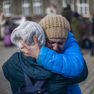 Två personer omfamnar varandra i Przemysl i Polen, nära gränsen till Ukraina.