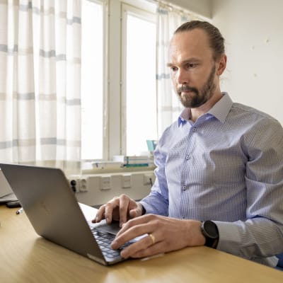 Yleislääketieteen professori Juha Auvinen Oulun Yliopisto tietokoneen äärellä