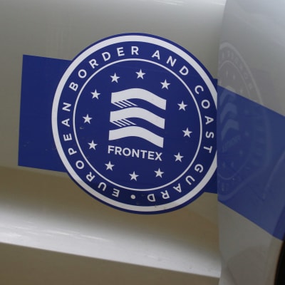 Frontex emblem på en bil.