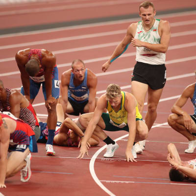 Kymmenottelijat maaliintulon jälkeen vuoden 2021 Tokion olympialaisissa.
