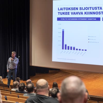 Valion Robert Harmoinen kertoo Lantakaasu projektista Kiuruveden kulttuuritalolla.