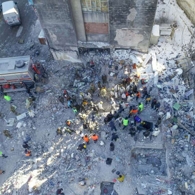 Ilmakuva sortuneista rakennuksista etsintä- ja pelastustyön jatkuessa.