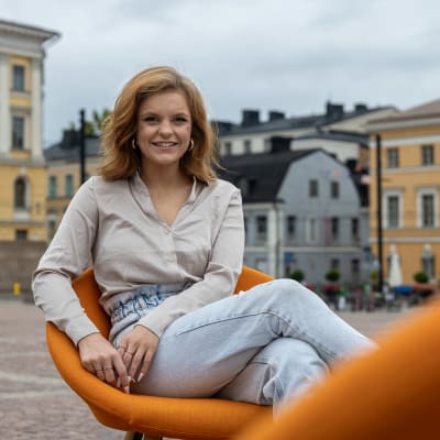 Nea Nättinen, puheenjohtaja, Kokoomusopiskelijat. Istuskelee 8 minuuttia -ohjelman tuolilla Senaatintorilla.