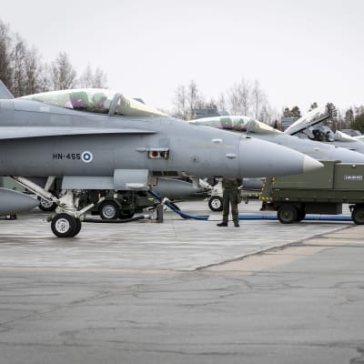 Suomen ilmavoimien Hornet kone laskeutuneena Rissalan lentokentällä Siilinjärvellä.