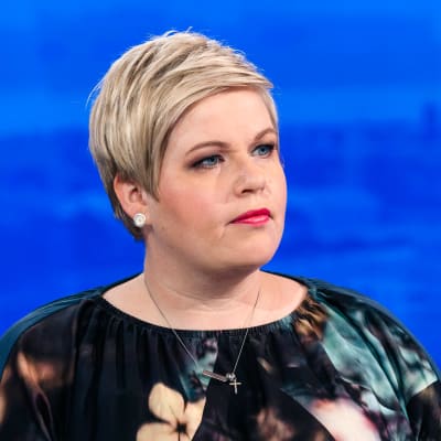 Annika Saarikko televisiostudiossa.