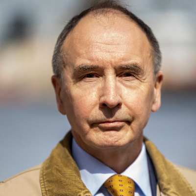 Suomalainen vakituisesta palveluksesta eronnut kenraalimajuri Pekka Toveri Helsingin Tervasaaressa.   Hän toimi puolustusvoimien pääesikunnan tiedustelupäällikkönä vuosina 2019–2020. Hän erosi vakituisesta palveluksesta vuoden 2020 lopussa.