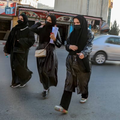 Afghanska  kvinnliga studerande lämnar universitetet i Kabul. 