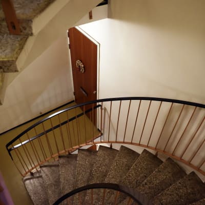 En trappa mellan två våningar i ett flervåningshus.