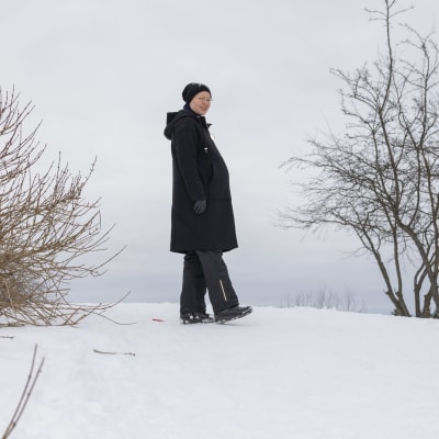 Elise Hujanen käyskentelee Lenininpuistossa