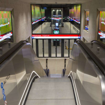 Liukuportaat Niittykummun metroasemalla.