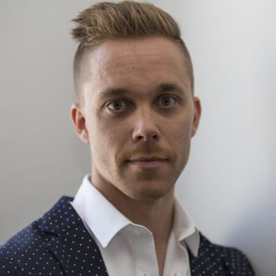 Tanssin talon johtaja Matti Numminen poseeraa kameralle
