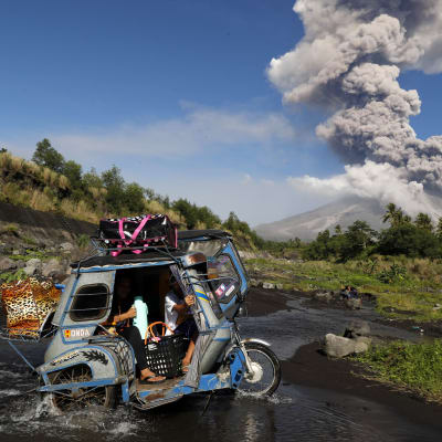 Filippinska bybor flyr undan vulkanutbrottet.
