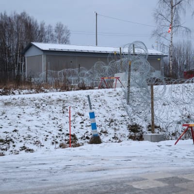 Piikkilanka-aitaa raja-alueella.