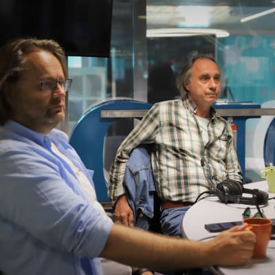 Kyllä isä osaa -elokuvan ohjaaja Panu Raipia sekä näyttelijä Tom Lindholm vieraina Yle Tampereen studiossa.