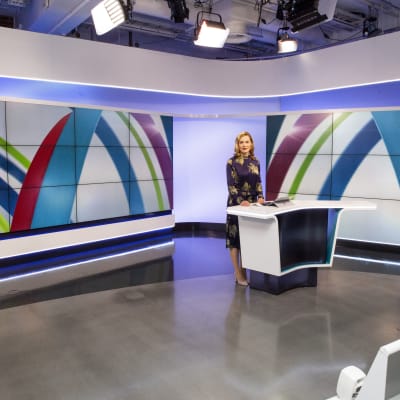 Pia Pasanen YLE uutisten uudessa uutisstudiossa