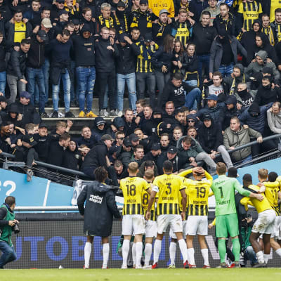 Spelare i Vitesse står framför fansen när läktaren ger vika.