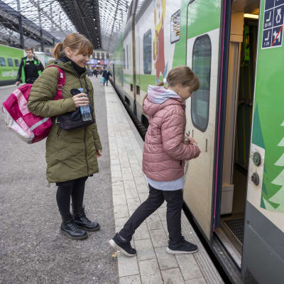 Minna Pitkänen ja Taimi Paavola ennen junaan nousua Rautatieasemalla.