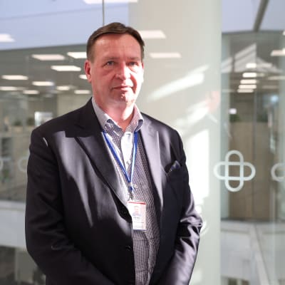 Petri Virolainen Päijät-Hämeen hyvinvointialuejohtaja seisoo käytävällä
