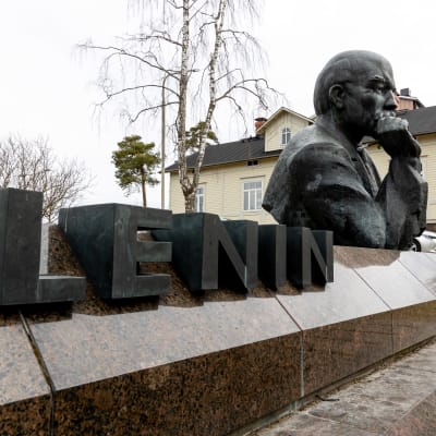 Kotkassa sijaitseva Leninin patsas on Vladimir Leninin muistomerkki, jonka on veistänyt virolainen kuvanveistäjä Matti Varik.  Rintakuvassa Lenin nojaa oikeen käteensä ja katsoo eteenpäin. Vasen käsi puuttuu.