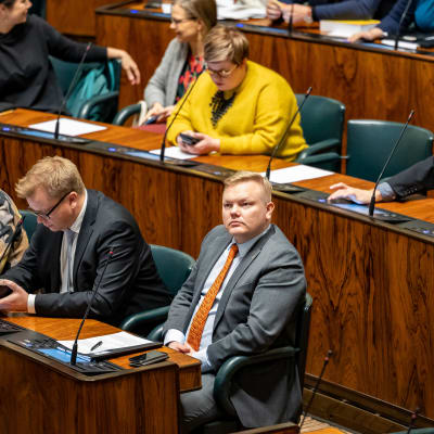 Keskustan Antti Kurvinen välikysymysäänestyksen aikana 09.12.2022 Eduskunnassa.