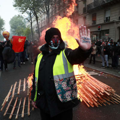 Mielenosoittaja keltainen liivi päällä Pariisissa.
