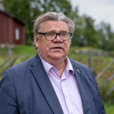 Timo Soini, konkaripoliitikko Bembölen Kahvituvan pihalla.