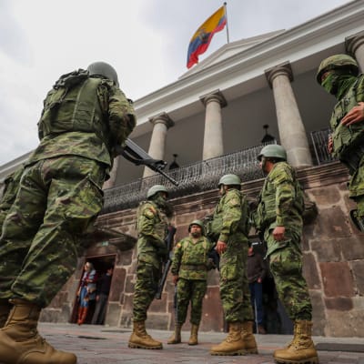 Soldater framför presidentens residens i Ecuador.