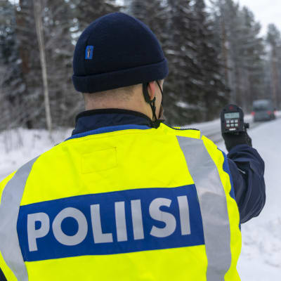 Poliisi suorittaa ylinopeusvalvontaa Suonenjoella.