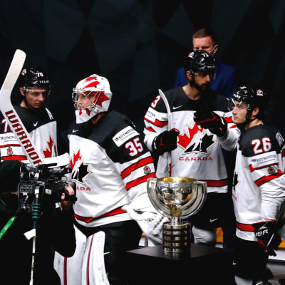Kanadan joukkue saapumassa jäälle ennen EM-finaalin alkua. 