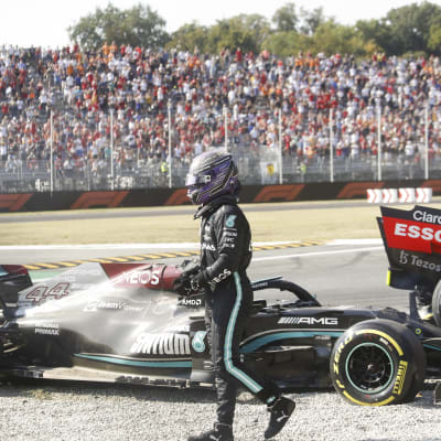 Lewis Hamilton kliver ur bilen.