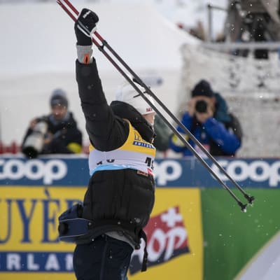 Iivo Niskanen viskoo sauvansa.