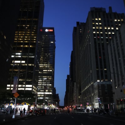 Mörka gator på Manhattan i New York.